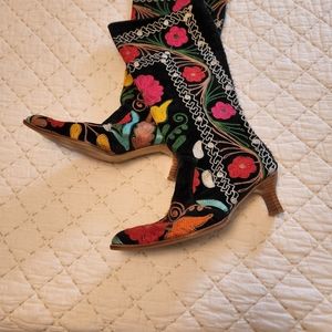 Knee high boots embroidered